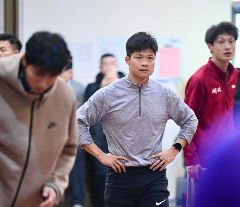苏炳添在比赛中因伤离场，凯尔特人主教练感到担心